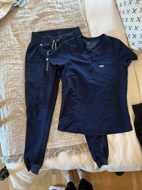 Figs Set Navy V-Neck Scrub Top and Jogger Pants Set